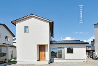 勾配天井を活かした開放感あふれるLDK　木のあたたかみに包まれる家事ラクな住まい 写真